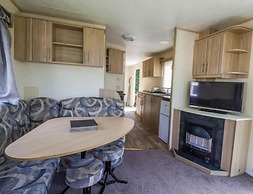 Caravansleeps8-fireplace-petsok-golf-gym-pool
