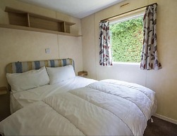 Caravansleeps8-fireplace-petsok-golf-gym-pool