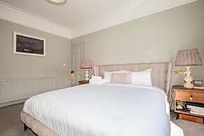 Charming 3BD Oasis 3 Min Walk From Beach Front!