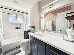 Sageview Cottage 4 BDR w/ Pool, Pet Friendly!