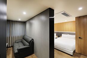 HOTEL THE ONE