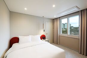 HOTEL THE ONE