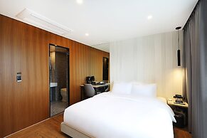 HOTEL THE ONE
