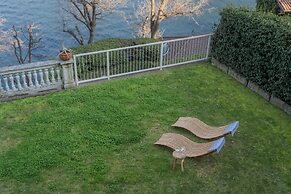 On the Lake - Private Garden Parking