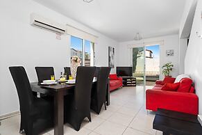 2 bed - Sleeps 6 - Private Pool - 5 Min To Beach
