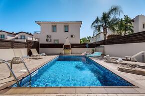 2 bed - Sleeps 6 - Private Pool - 5 Min To Beach