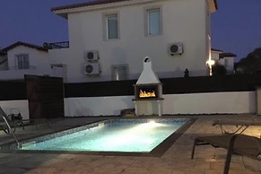 2 bed - Sleeps 6 - Private Pool - 5 Min To Beach