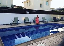 2 bed - Sleeps 6 - Private Pool - 5 Min To Beach
