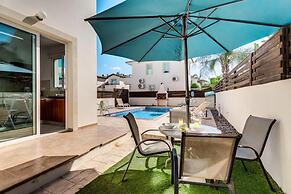 2 bed - Sleeps 6 - Private Pool - 5 Min To Beach