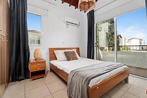 2 bed - Sleeps 6 - Private Pool - 5 Min To Beach