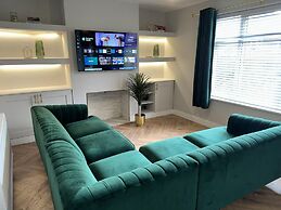 Impeccable 3-bed House in Walsall