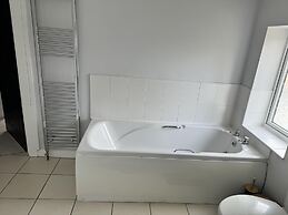 Impeccable 3-bed House in Walsall