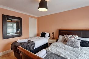 3-bed House, Sleeps 6, Free Parking,wifi