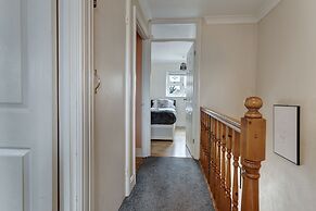 3-bed House, Sleeps 6, Free Parking,wifi