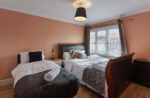 3-bed House, Sleeps 6, Free Parking,wifi