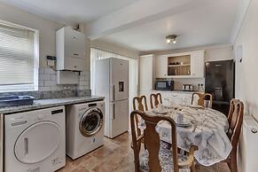 3-bed House, Sleeps 6, Free Parking,wifi