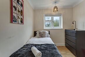 3-bed House, Sleeps 6, Free Parking,wifi