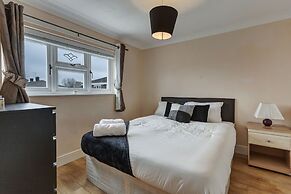 3-bed House, Sleeps 6, Free Parking,wifi