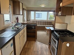 Caravan - Sleeps 6 - Pets Ok - Parking