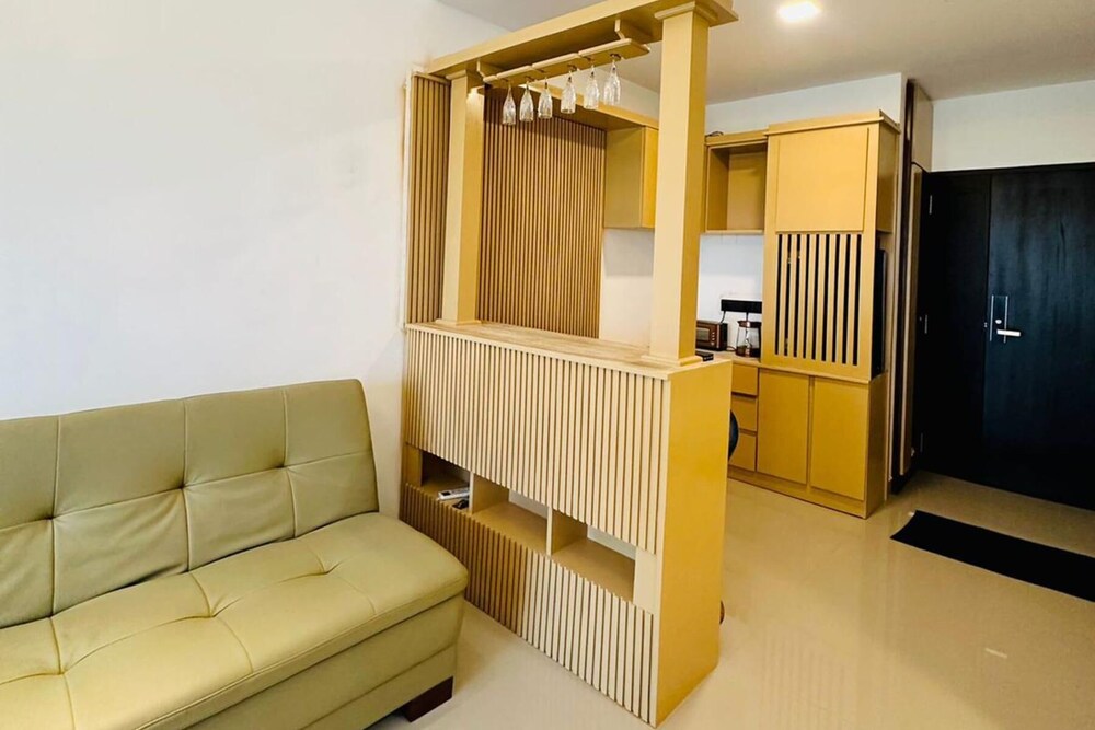 Studio - Sleeps 3 - Pool - Parking - Balcony