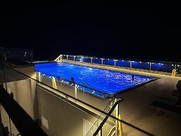 Studio - Sleeps 3 - Pool - Parking - Balcony
