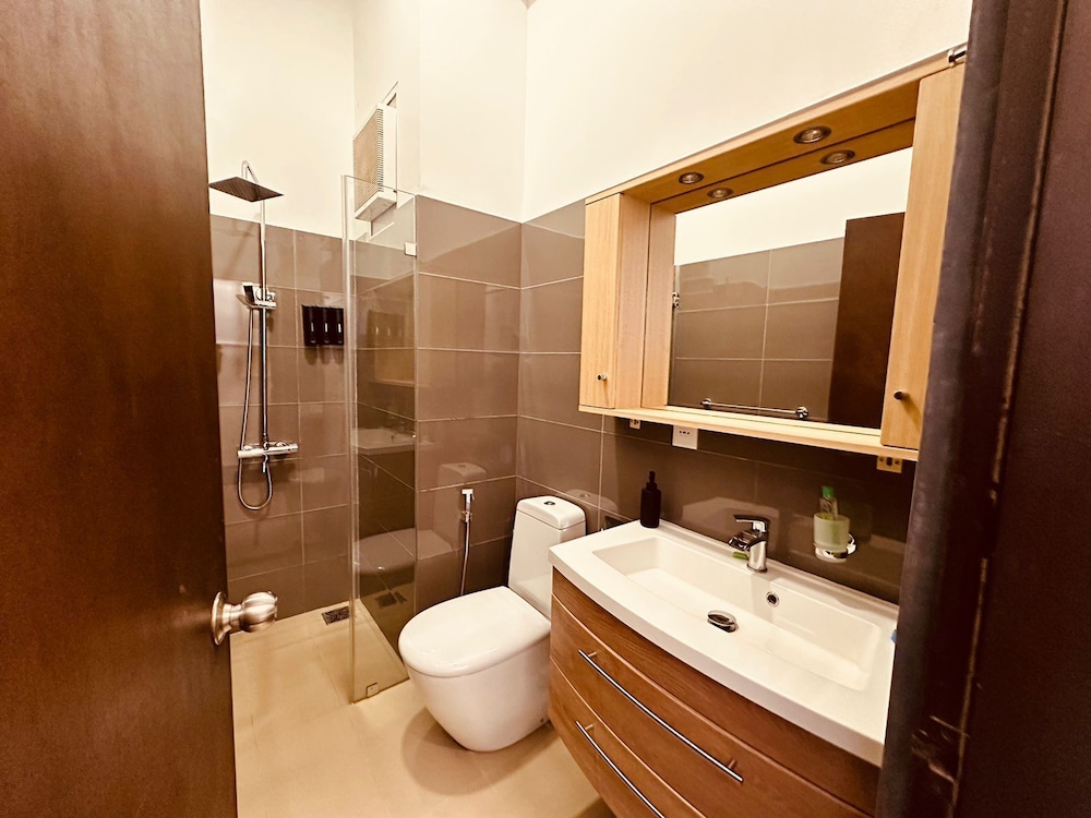 Studio - Sleeps 3 - Pool - Parking - Balcony