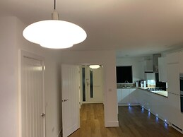 Brand New Entire 4 Bed House/multiple Parking