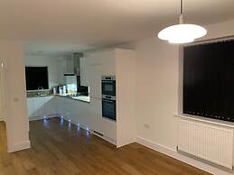 Brand New Entire 4 Bed House/multiple Parking