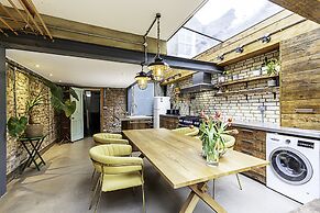 Hackney - Victoria Park: Generous 2 Bed Terrace