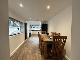 House - Sleeps 6, Pet Friendly & Courtyard