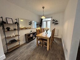 House - Sleeps 6, Pet Friendly & Courtyard