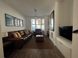House - Sleeps 6, Pet Friendly & Courtyard