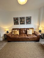 House - Sleeps 6, Pet Friendly & Courtyard