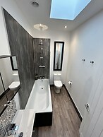 House - Sleeps 6, Pet Friendly & Courtyard