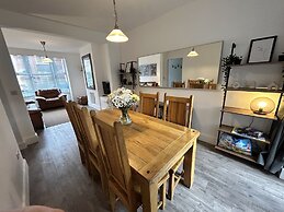 House - Sleeps 6, Pet Friendly & Courtyard