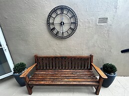 House - Sleeps 6, Pet Friendly & Courtyard