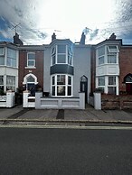 House - Sleeps 6, Pet Friendly & Courtyard