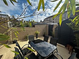 House - Sleeps 6, Pet Friendly & Courtyard