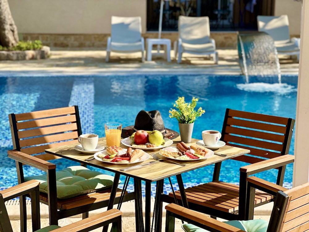 Akhdar Apartments