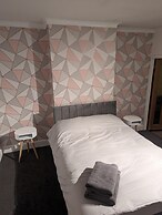 2 Bed House - Garden & Excellent Wifi