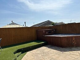 Bungalow-2bed-1bath-petfriendly-parking