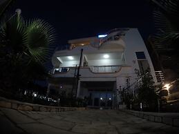 Belvedere Apartments with Seaview