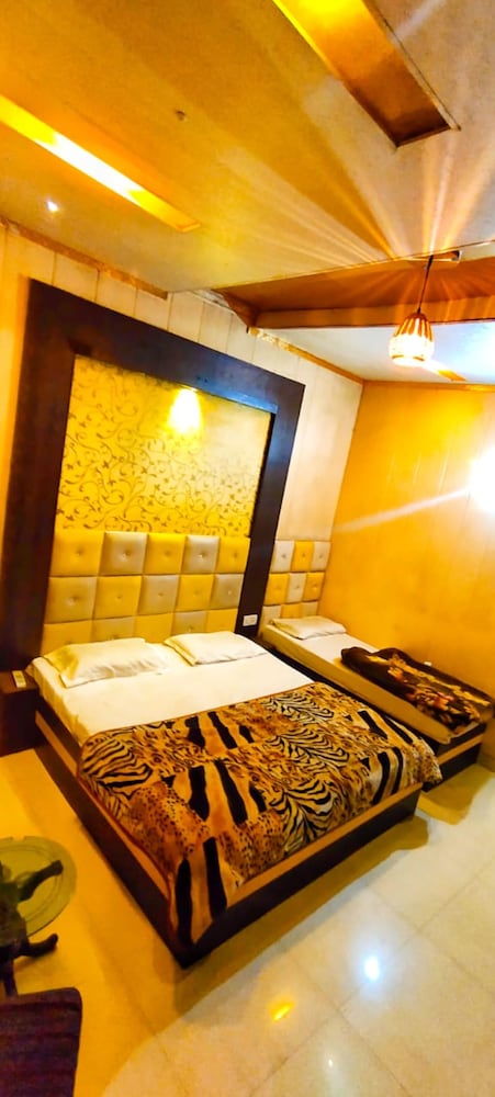 Goroomgo Hotel Revoli Amritsar