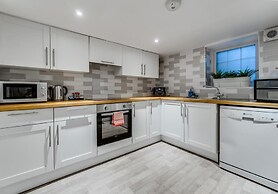 Central Pier Place - Large Group House Sleeps up to 16