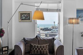 Deco Seafront - Seafront Apartment - Sleeps up to 6