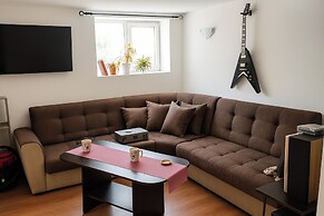 2 Bed Villa - Sleeps 7 - Private Garden - Parking