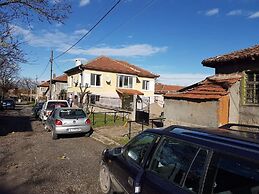 2 Bed Villa - Sleeps 7 - Private Garden - Parking