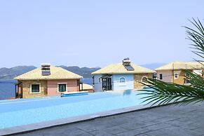 The Bee Apartments Sea View
