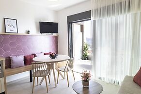 The Bee Apartments Sea View