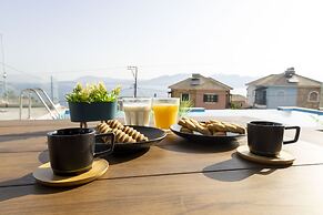 The Bee Apartments Sea View